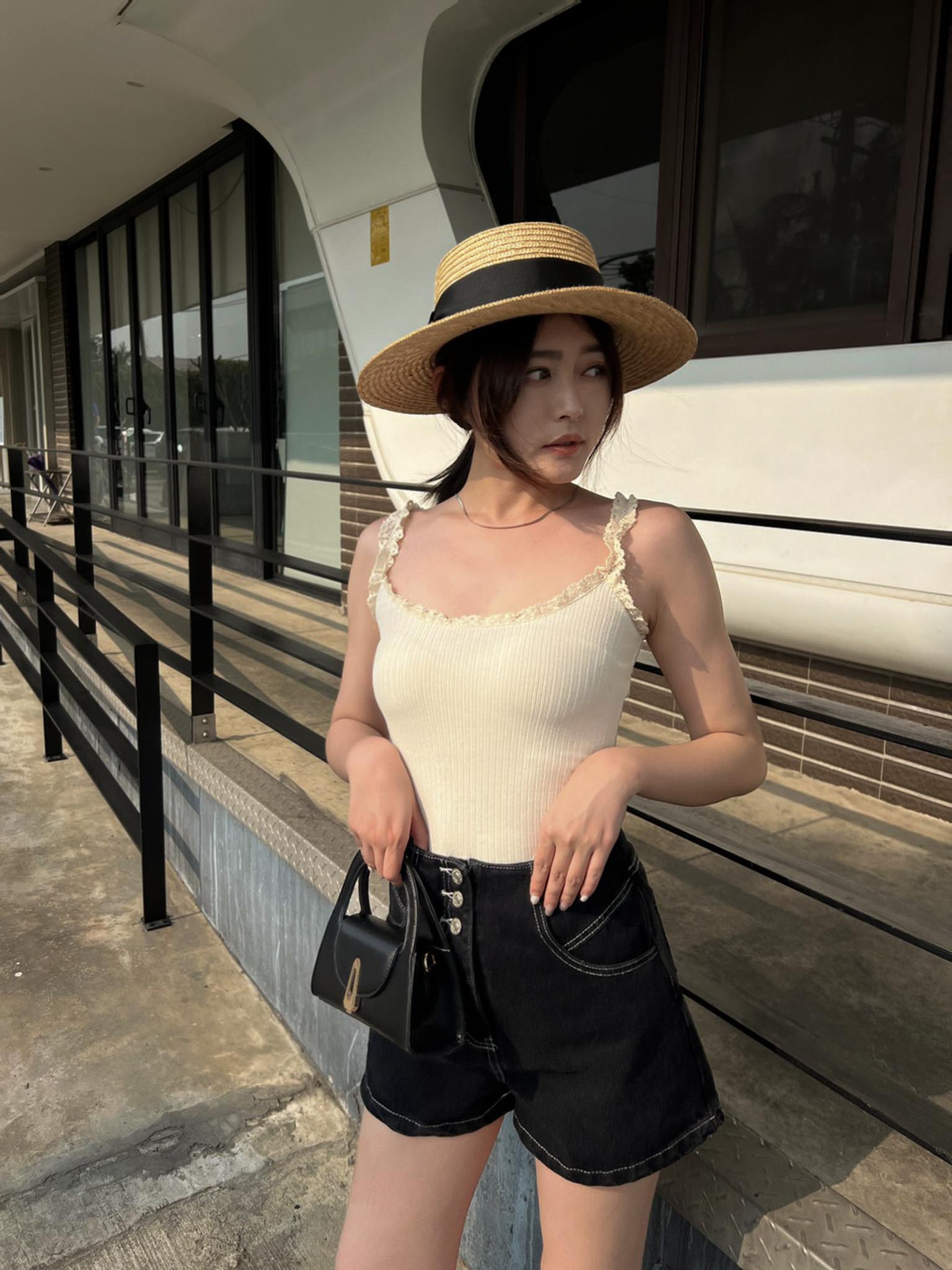 甜美蕾絲肩帶背心