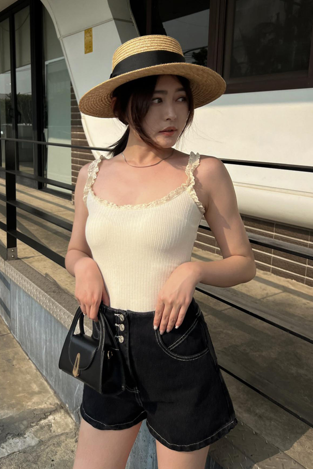 甜美蕾絲肩帶背心