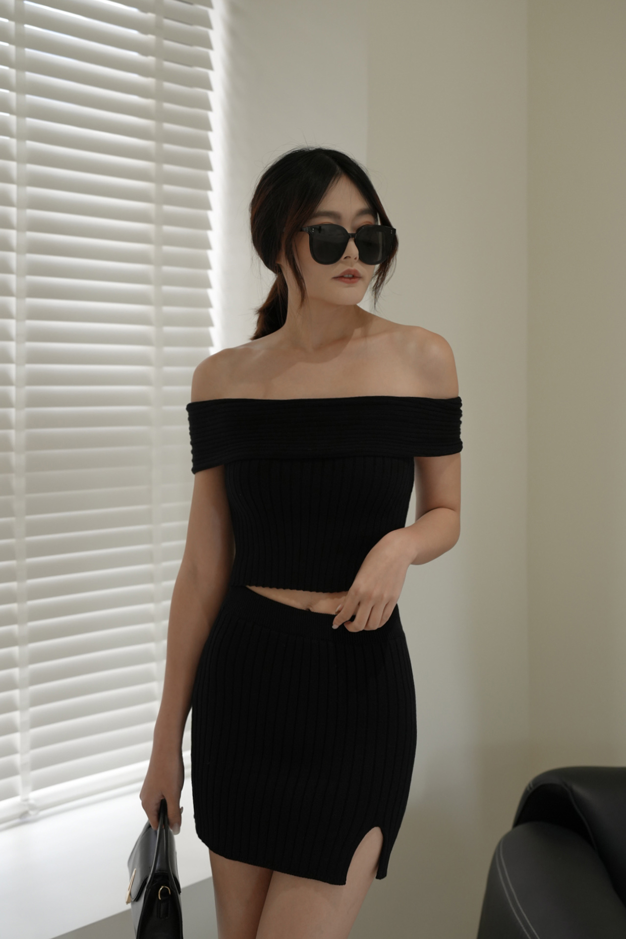 輕柔坑條針織一字領上衣