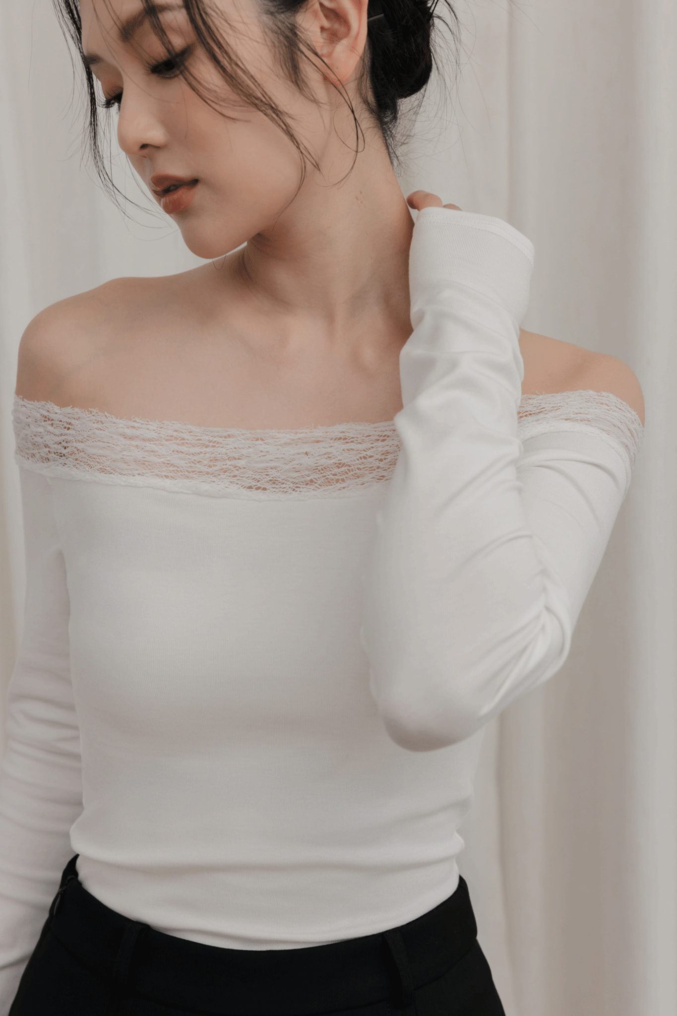 蕾絲一字領彈性長袖上衣