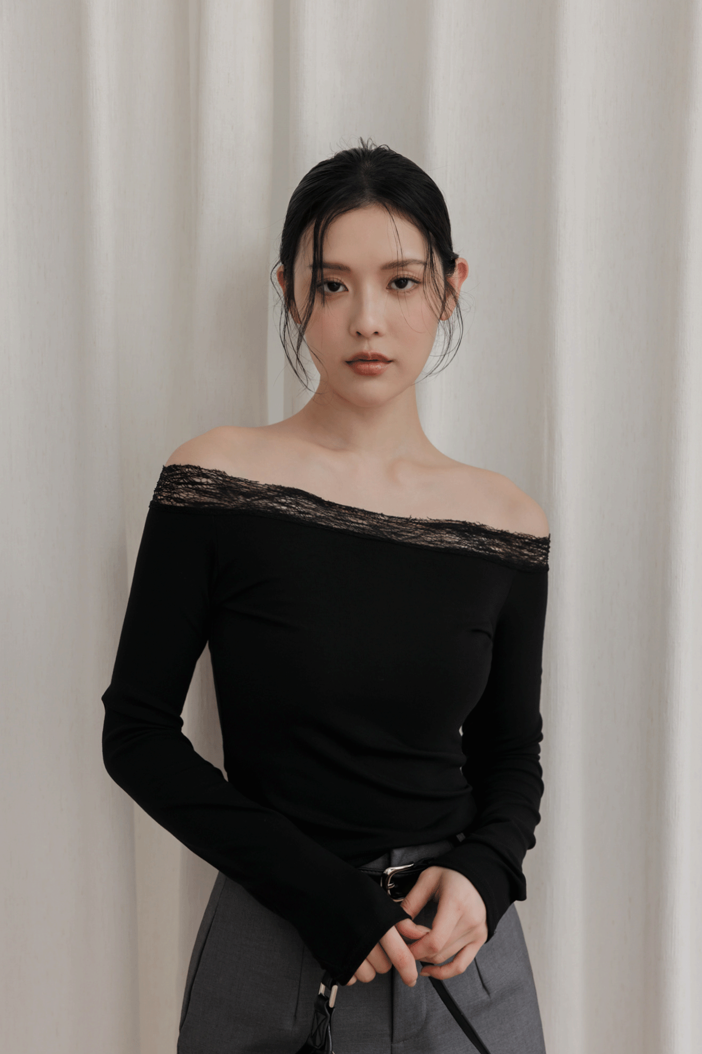 蕾絲一字領彈性長袖上衣