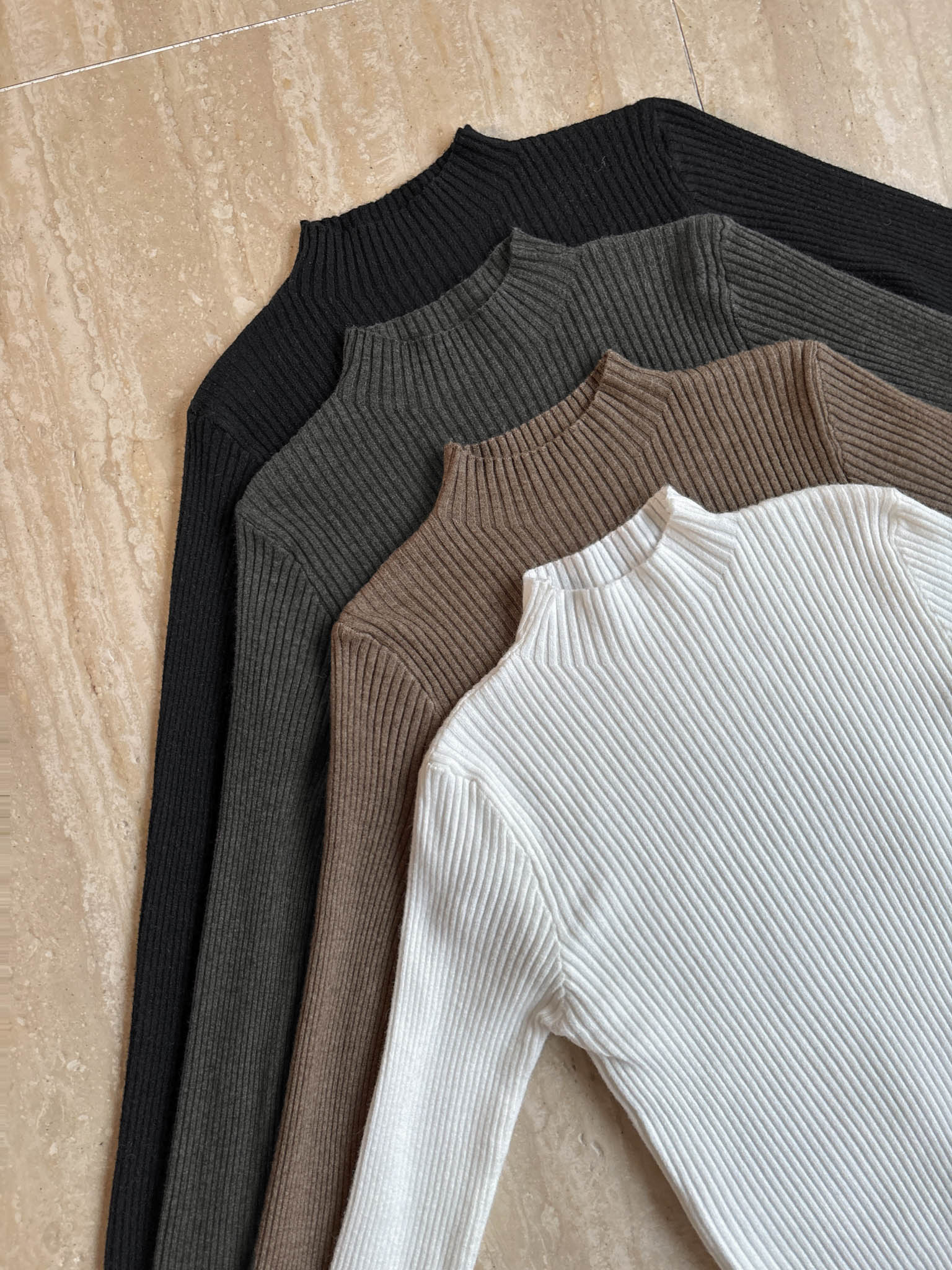 微高領坑條針織上衣