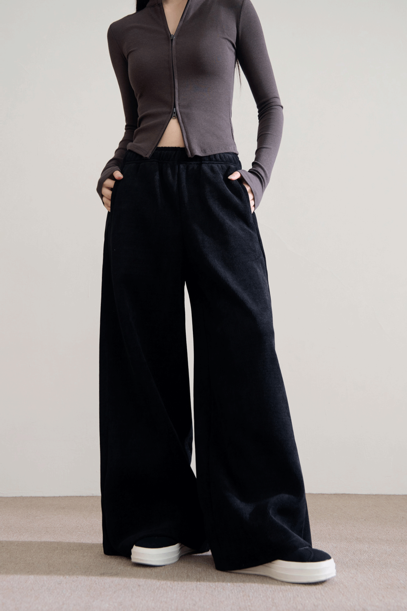 挺版坑紋棉休閒寬褲