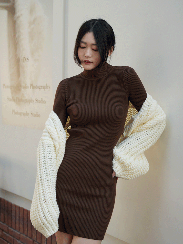 微高領坑條針織短洋裝