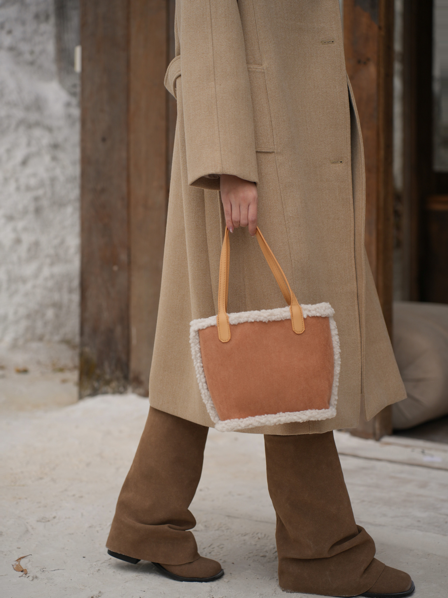 麂皮羊羔毛手提包