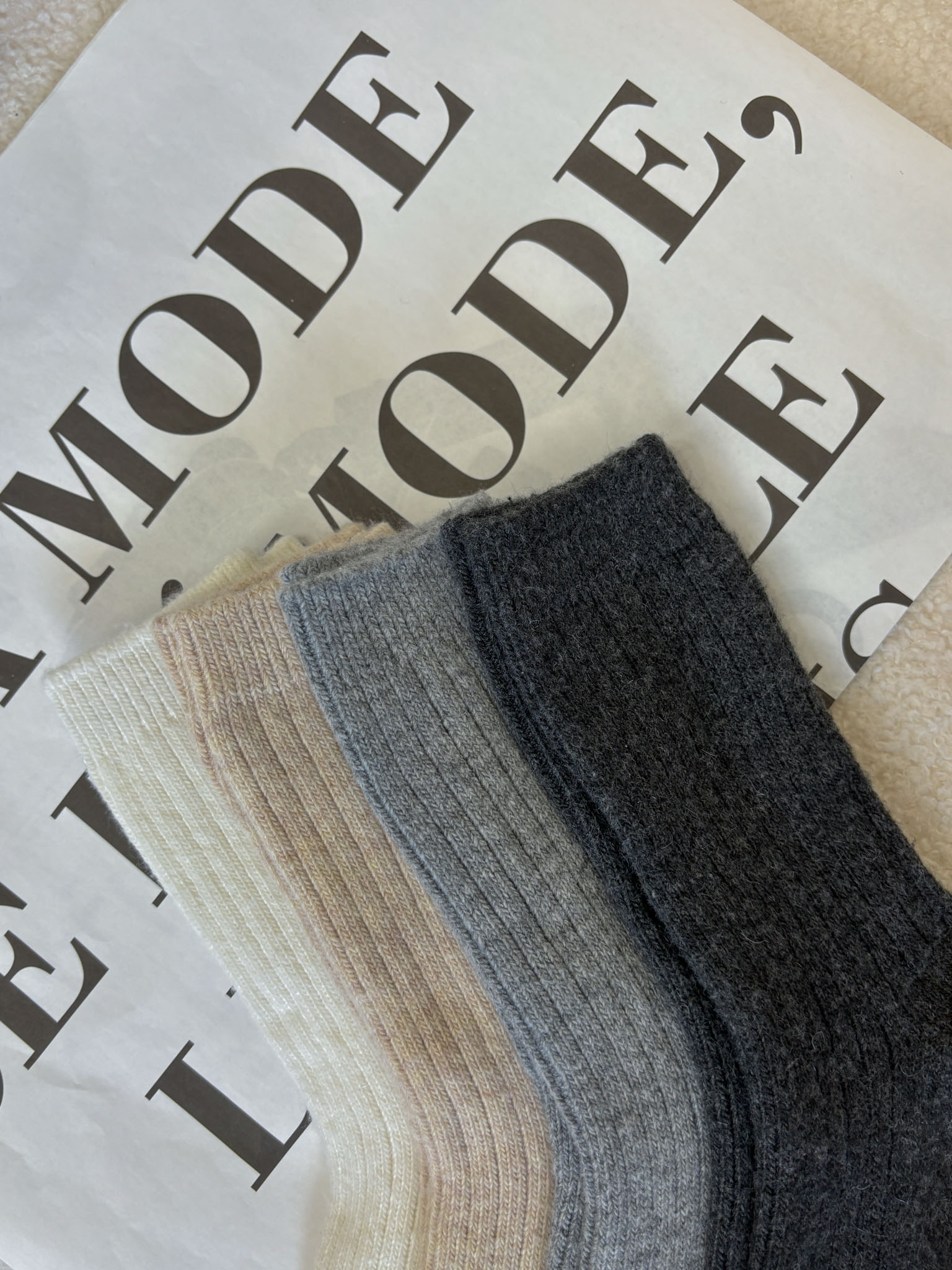 韓國坑條羊毛中筒襪