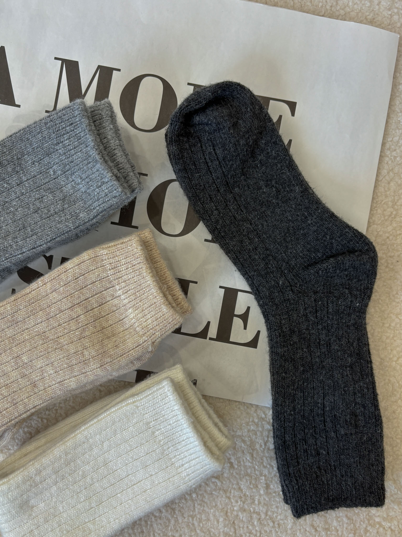 韓國坑條羊毛中筒襪